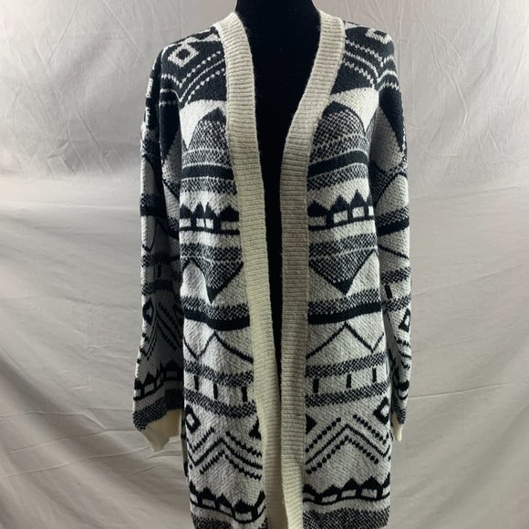 Black and White Geo Pattern Cardigan - Picture 6 of 6